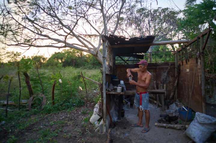 AP Fotos: La crisis energética en Cuba lleva a las familias a recurrir al ingenio en su día a día