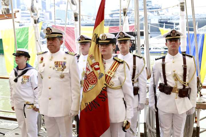 La princesa Leonor, abanderada en la jura de bandera que hoy vivió el Elcano en Nueva York