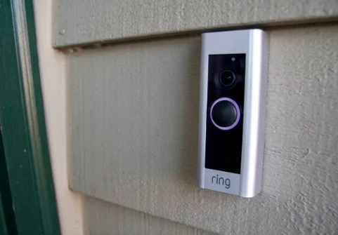Ring doorbell catches woman walking into stranger’s home to ask for cigarette