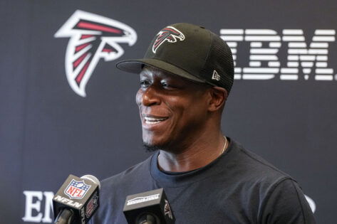 Raheem Morris Faces Key Roster Decision for Falcons’ Star Amid Injury Concerns Kyle Pitts faces yet another injury setback as the season approaches. Raheem Morris has a difficult decision to make. Ary