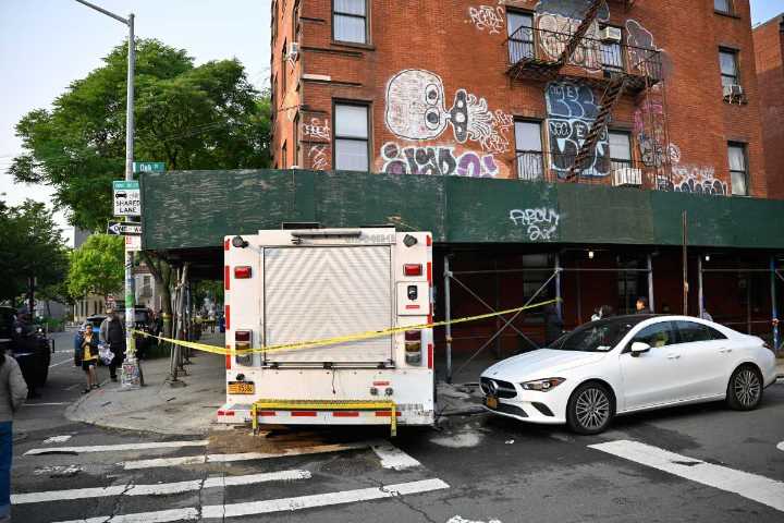 MTA wash truck crashes into Greenpoint apartment building • Brooklyn Paper