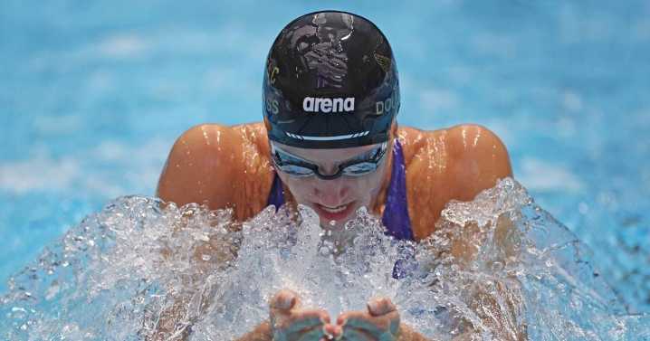 Kate Douglass, Lilly King go 1-2 in King's last race in a U.S. pool at swimming nationals