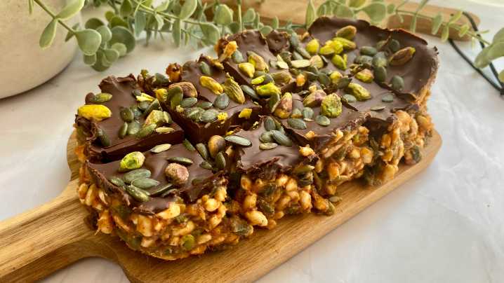 Stop wasting money on expensive “healthy” pre-workout snacks—all you need is this no-bake puffed rice cereal bar recipe