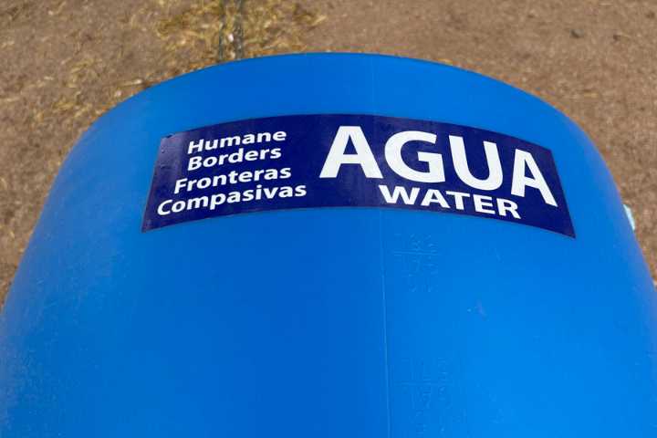 Fronteras Compasivas cumple 25 años de llevar agua a migrantes en el desierto de Arizona