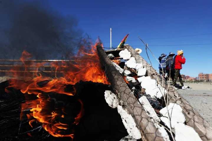 Bloqueos en El Alto: ciudadanos exigen soluciones ante la crisis económica en Bolivia