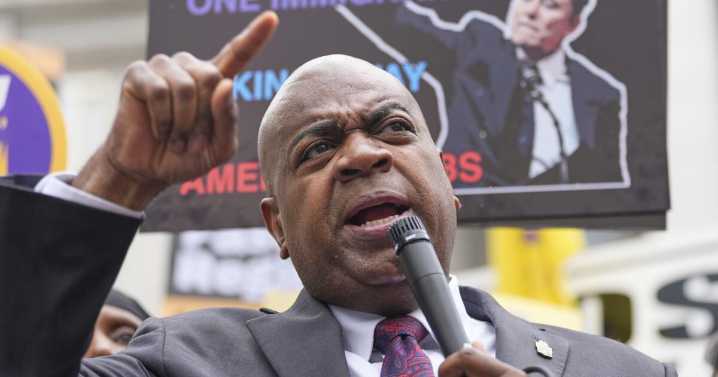 Newark mayor sues New Jersey's top federal prosecutor after arrest at immigration detention site