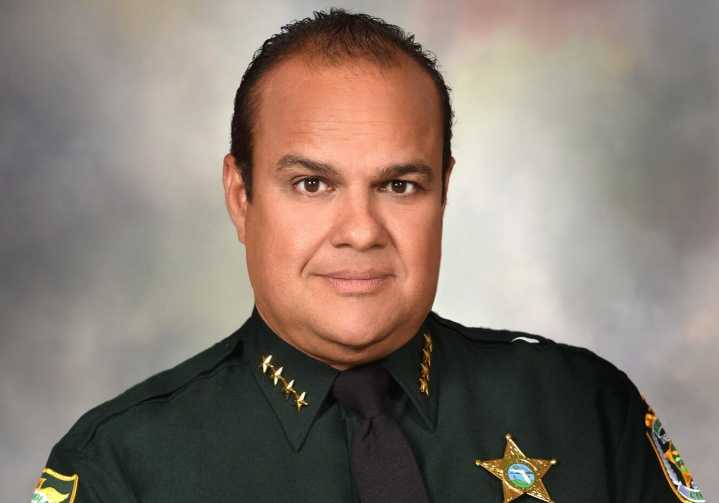 Primer sheriff hispano de Florida afronta cargos por red de apuestas de 21 millones