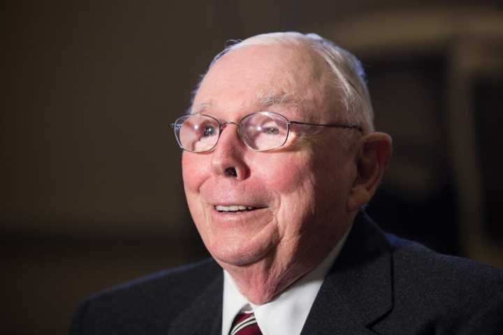 Charlie Munger explica cómo vivir feliz: evita la envidia y sé agradecido