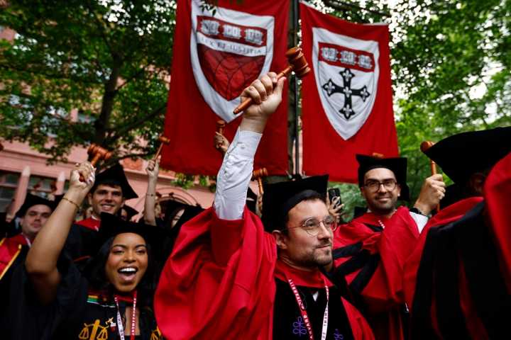 Harvard reta en corte la orden de Trump que niega visas a estudiantes y profesionales