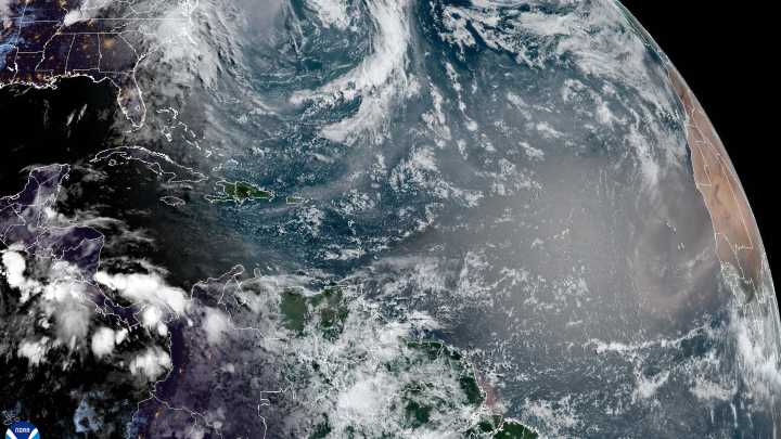 Hurricane Center update: Tropical wave, Saharan dust, Florida forecast