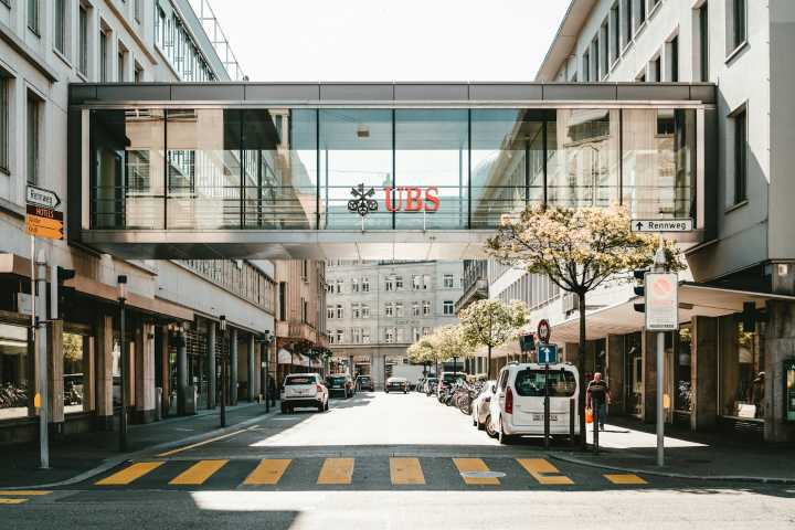 Gobierno Suizo impone mayores requisitos de capital a UBS tras caída de Credit Suisse