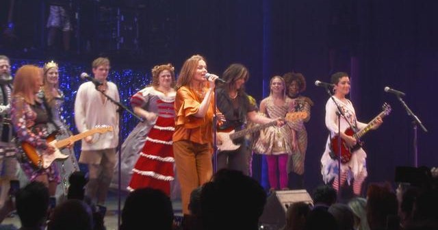 The Go-Go's perform "Our Lips Are Sealed"