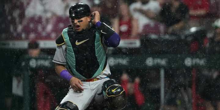Gabriel Moreno exits after taking wild pitch off hand