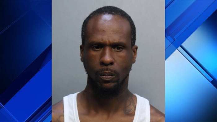 Hombre con 17 condenas previas llegó en scooter y le disparó en los glúteos al exnovio de su hija en Liberty City