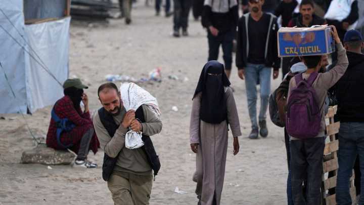 Israeli forces accused of firing on Palestinians heading to Gaza aid site, killing 27