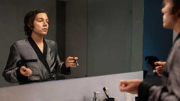 Watch Diego Luna Become a Duck-Lipped Boxing Manager for ‘La Máquina’
