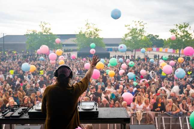 00s pop icons surprise shoppers with free car park gig