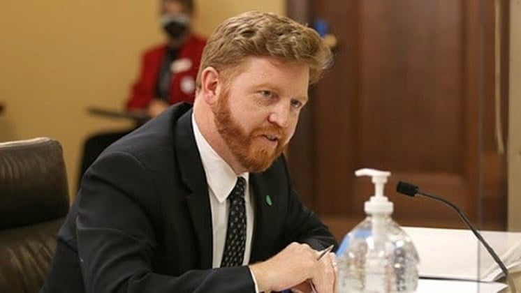El senador estatal de Nebraska, John Cavanaugh, anuncia su candidatura al Congreso de los Estados Unidos