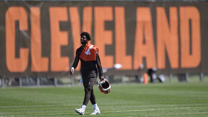 HOFer Clears Stance on Shedeur Sanders’ Future After Trade Rumor Threatened His QB1 Hopes As trade rumors swirl around the Browns’ QB room, one NFL legend publicly backs rookie Shedeur Sanders after h
