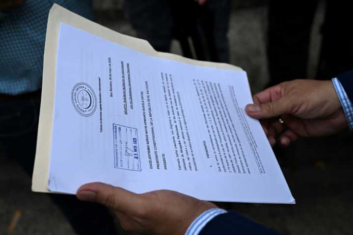 Un juez pide a EEUU que permita a migrantes impugnar su expulsión a El Salvador