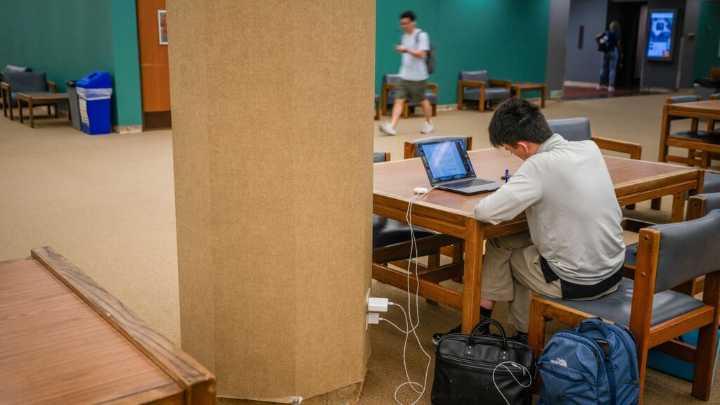 Anulan ley en Texas que daba matrícula estatal a indocumentados: lo que se sabe