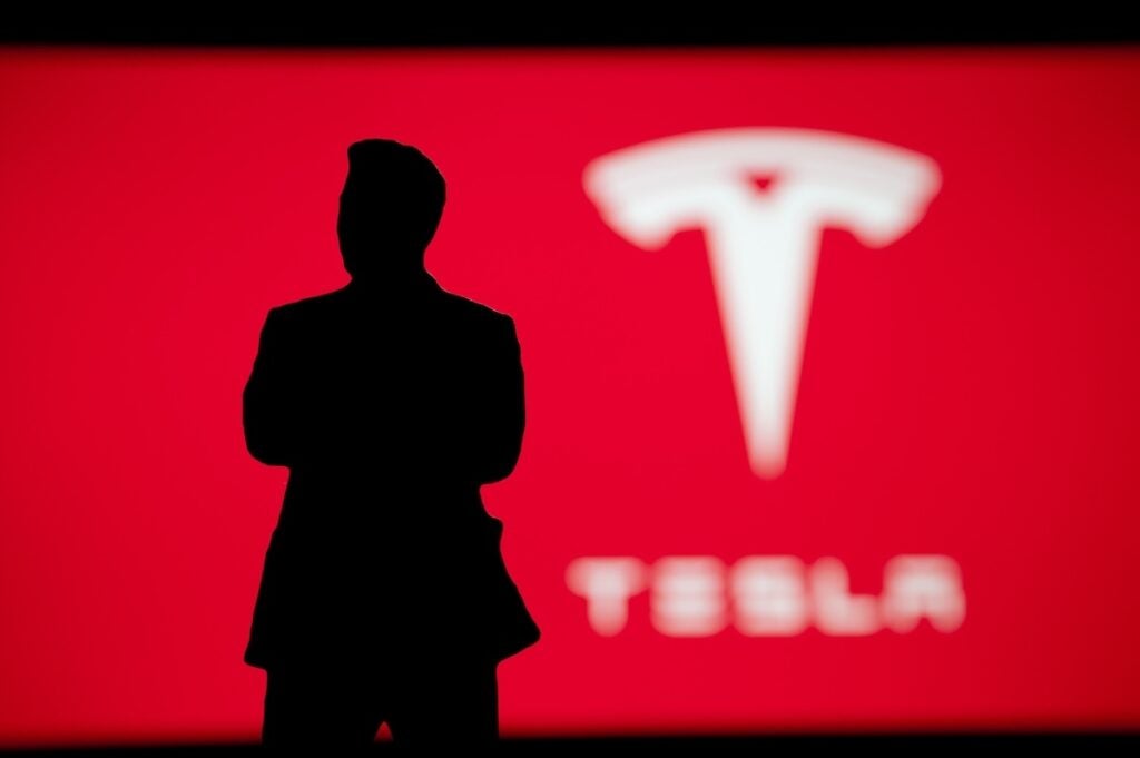 Acciones de Tesla caen tras críticas de Musk al proyecto fiscal de Trump