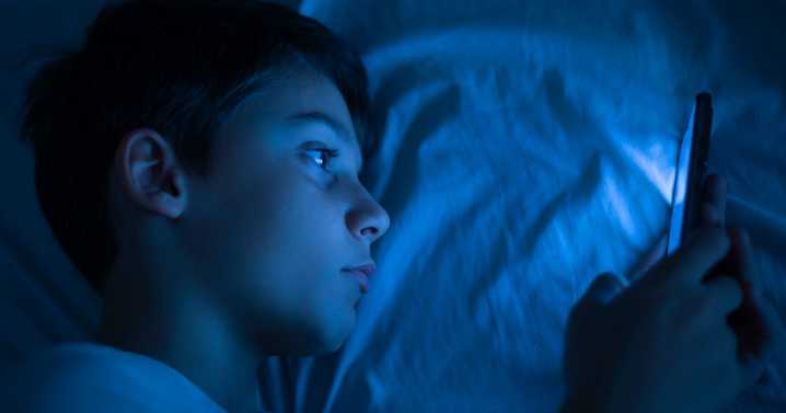 School Bans Phones After Pupil Received 9,000 Messages Overnight