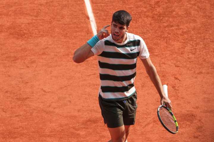 Sinner leads Alcaraz 2 sets to 1 in French Open final after dropping his 1st set of the tournament
