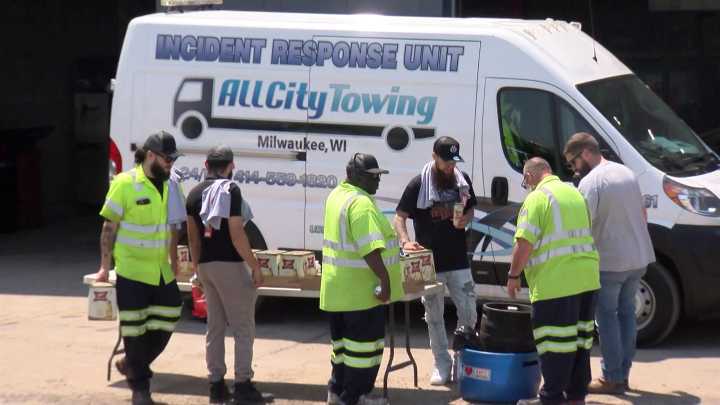 Crew that removed abandoned boat on Milwaukee's lakefront recognized with keg of Miller High Life