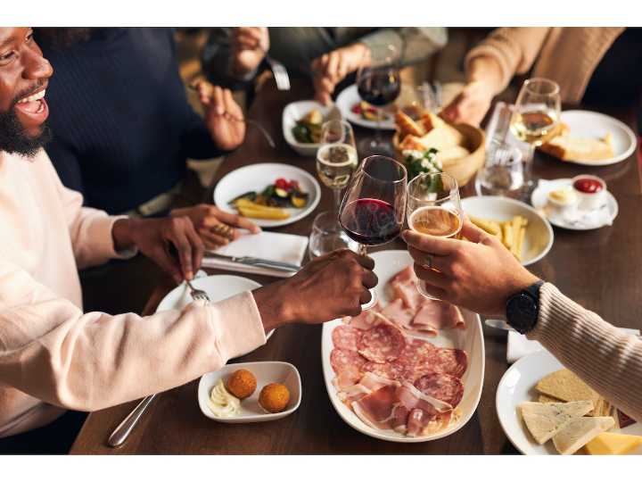 Miss Manners: Friends arrive to dinner prior to the agreed stated time