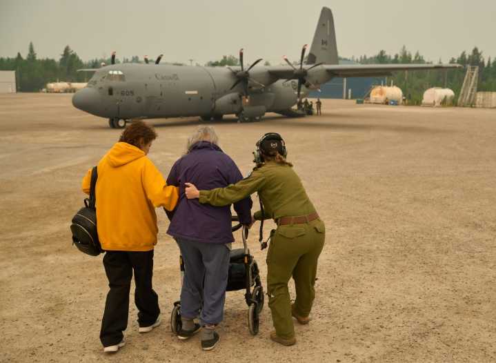 Manitoba residents fleeing scorching wildfires take refuge in Niagara Falls