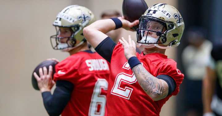 Photos: The New Orleans Saints stretch, run, throw and block during practice