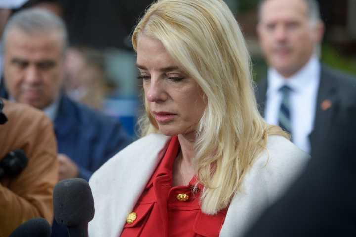 Presentan queja contra la fiscal general, Pam Bondi, por violar compromiso ético