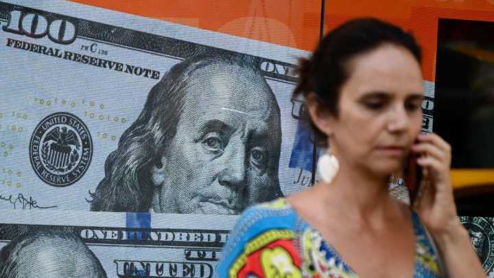 Qué son los dólares “bajo el colchón” que Javier Milei quiere utilizar para incentivar la economía de Argentina