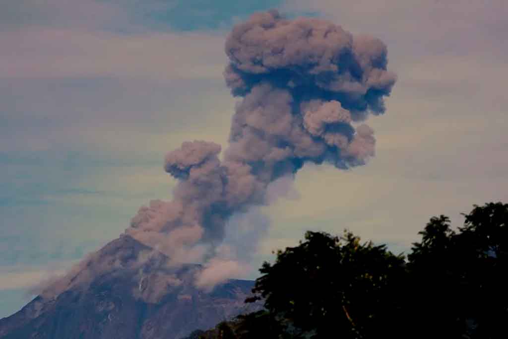 Guatemala: Evacúan a pobladores por erupciones de volcán de Fuego