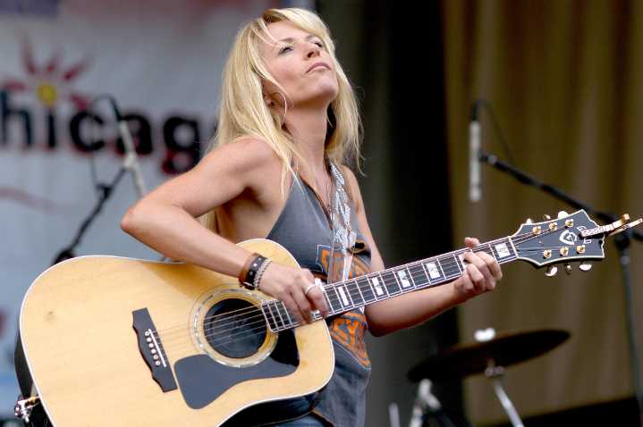 '90s Country Bombshell, 59, Wows Fans at CMA Fest Party