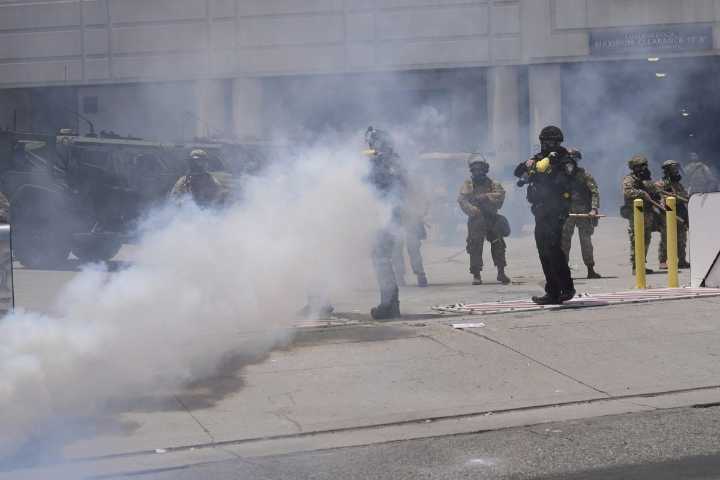 Guardia Nacional se enfrenta a manifestantes en Los Ángeles