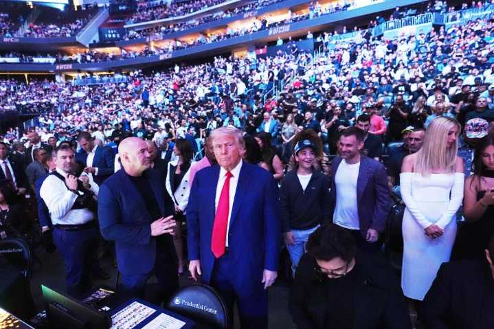Trump deja a un lado disputa con Musk y asiste a pelea de campeonato de UFC en Nueva Jersey