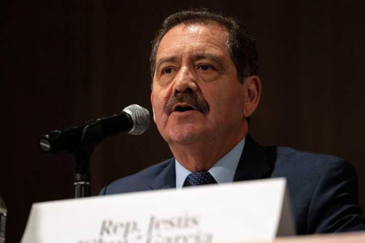 El representante demócrata Jesús “Chuy” García ofrece asistencia en casos de inmigración