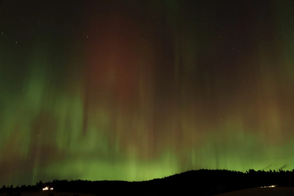 Northern lights spawned by solar storm could be visible over several states tonight