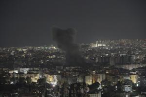 Israel ataca suburbios de Beirut, dice que actuó contra fábricas de drones