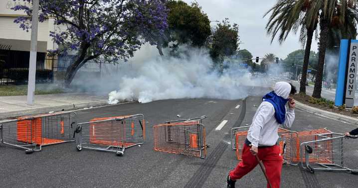 El caos estalla en Paramount Home Depot cuando los manifestantes se enfrentan a los agentes de inmigración.