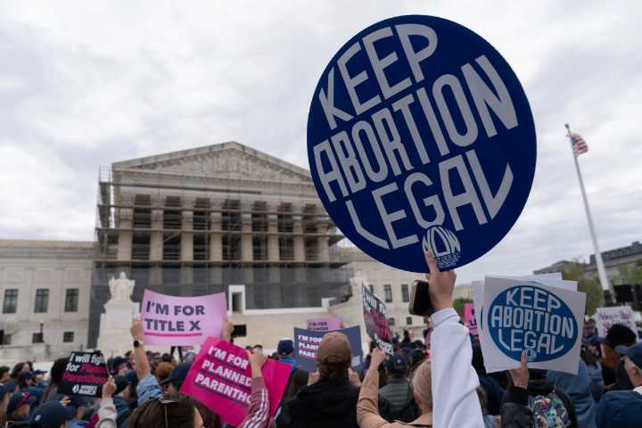 Administración Trump revoca directriz de Biden que exige a hospitales hacer abortos de emergencia