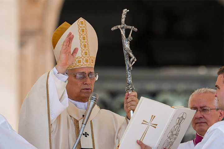 Reach out to families; let them know God loves them, pope says