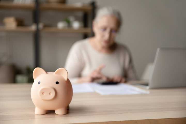 Millones de jubilados afrontarán esta etapa sin pareja, lo que añade presión financiera