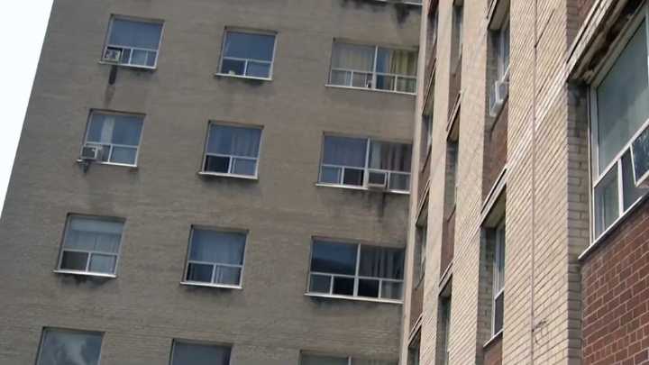 ‘It’s unacceptable:’ Toronto mayor tours Etobicoke buildings in need of repairs