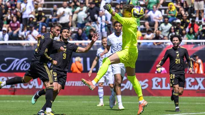 Santiago Giménez acaba con su “maldición goleadora” en la selección de México