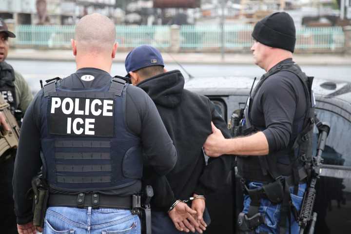 “Algo que nunca había visto”. Redadas del ICE: denuncian retención de migrantes en los sótanos de la corte de inmigración