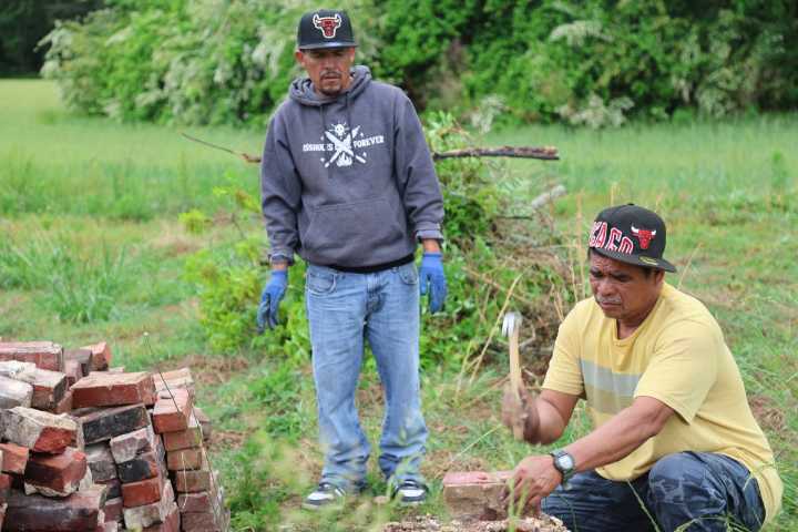 Contratista agrícola L.S. Barajas debe salarios a trabajadores • Enlace Latino NC