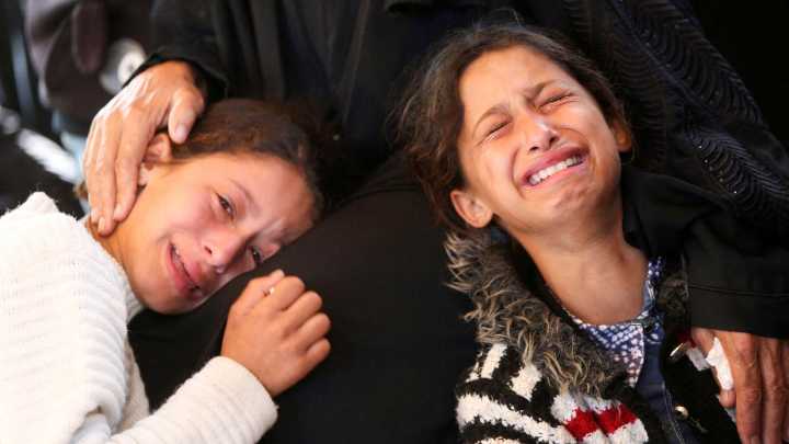 “Una carnicería total”: decenas de palestinos mueren en el tercer día de ataques israelíes cerca de los centros de distribución de ayuda en Gaza